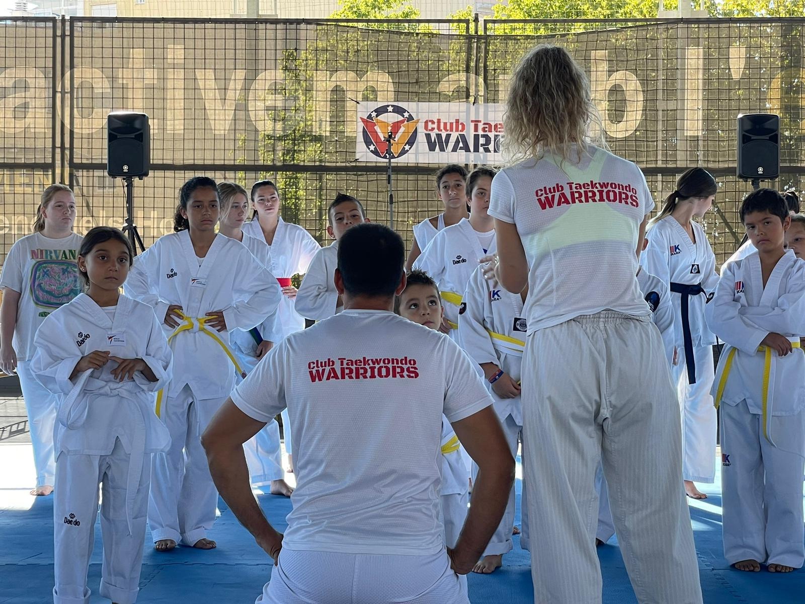 Alumnes i famílies de Warriors durant una exhibició de taekwondo